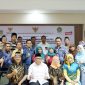 Sekretaris Kementerian Koperasi dan UKM Prof Rully Indrawan menjadi pembicara pada Kegiatan Fasilitasi Pendampingan Expert dalam rangka Pengembangan Kewirausahaan Berbasis Komunitas Pondok Pesantren yang diselenggarakan di PLUT Kabupaten Tasikmalaya, Selasa (12/11/2019). Turut mendampingi Asdep Standarisasi dan Sertifikasi Deputi Bidang Pengembangan SDM Retno Endang Prihantini, Kepala Bidang Kelembagaan Pendampingan Usaha Deputi bidang Restrukturisasi Usaha Ir. Rizal Usman dan Kepala Dinas Koperasi UKM dan Tenaga Kerja Kabupaten Tasikmalaya Drs. Eddy Nurmana / daelpos.com