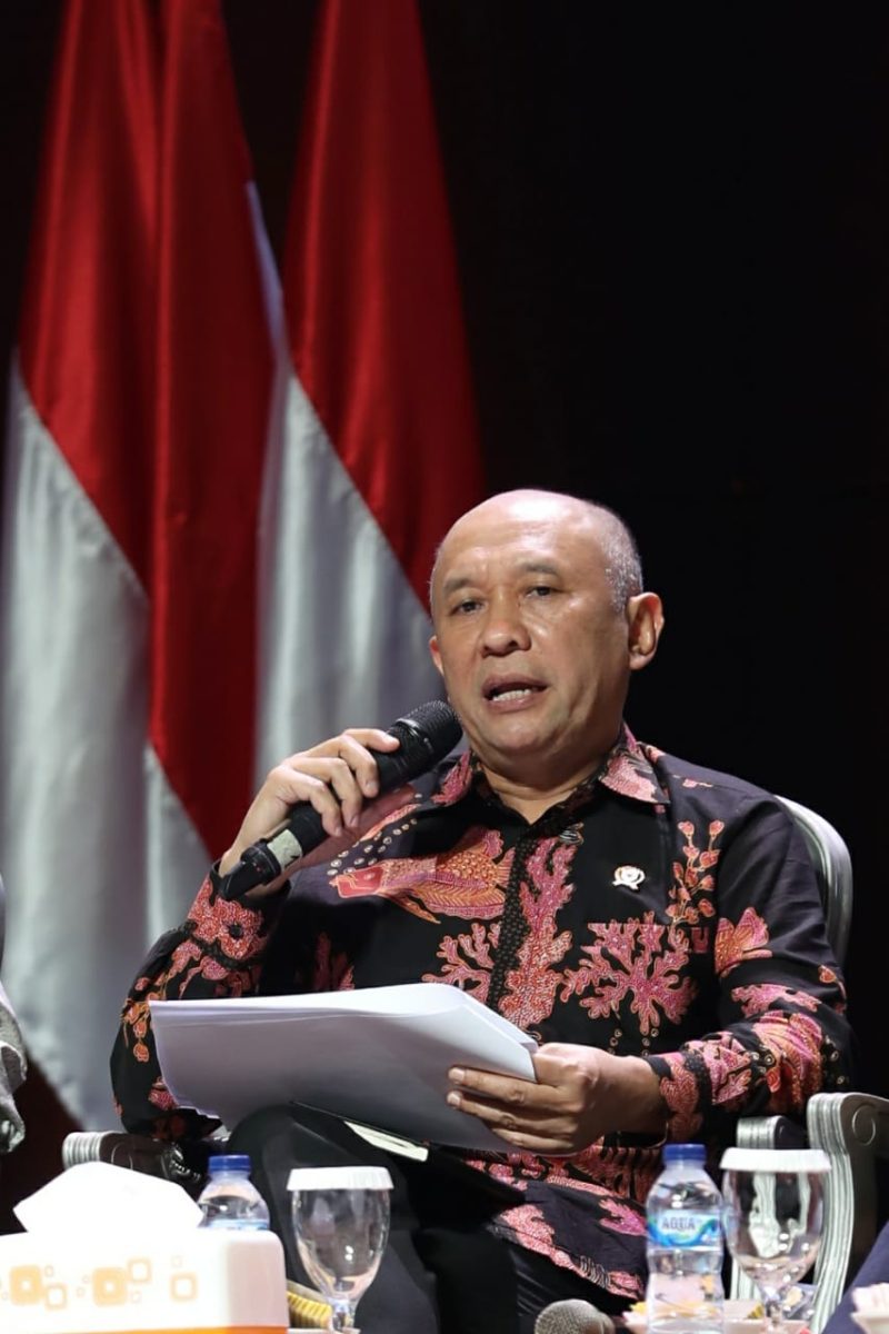 Menteri Koperasi dan UKM Teten Masduki saat memberikan paparan terkait Program Strategis Kementerian Koperasi dan UKM tahun 2020-2024 dalam acara Rapat Koordinasi Nasional 