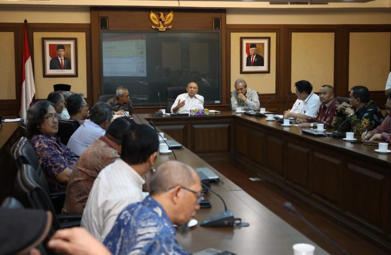 Menteri Koperasi dan UKM Teten Masduki menerima Audiensi dari Yayasan Pendidikan Koperasi di Ruang Rapat Menteri Koperasi dan UKM. Jakarta, Selasa(19/11/2019) daelpos.com