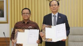 Deputi Bidang Restrukturisasi Usaha Kemenkop dan UKM Abdul Kadir Damanik bersama Chairman of Innobiz Association Mr. Hong-Rae Cho melakukan penandatangan MoU sebagai bentuk kerjasama antara Kementerian Koperasi dan UKM dengan Innobiz Association Republik Korea di Jakarta, Rabu (20/11/2019) / daelpos.com