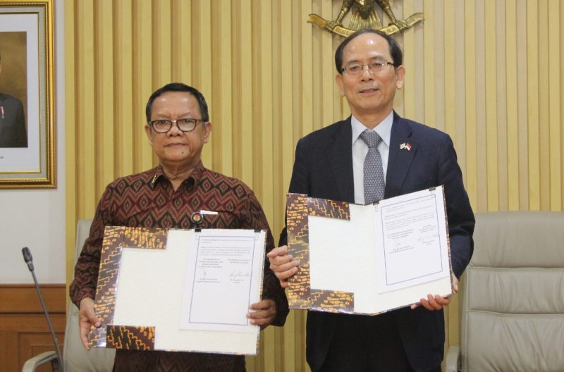 Deputi Bidang Restrukturisasi Usaha Kemenkop dan UKM Abdul Kadir Damanik bersama Chairman of Innobiz Association Mr. Hong-Rae Cho melakukan penandatangan MoU sebagai bentuk kerjasama antara Kementerian Koperasi dan UKM dengan Innobiz Association Republik Korea di Jakarta, Rabu (20/11/2019) / daelpos.com