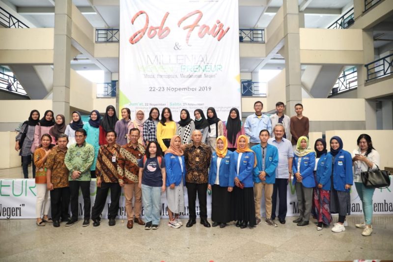 Menteri Koperasi dan UKM Teten Masduki memberikan sambutan sekaligus membuka acara Millenial Woman Preneur dengan tema 