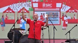 Menteri Koperasi dan UKM Teten masduki bersama Direktur Penjualan Ritel Sampoerna Ivan Cahyadi, memberikan sambutan sekaligus memukul gong menandai dibukanya acara Festival Sampoerna Retail Community di jakarta, Minggu (24/11/2019). 
Hadir dalam acara tersebut Deputi Bidang Koordinasi Ekonomi Kreatif Kemenko Perekonomian Mohamad Rudy Salahudin, Direktur Urusan Eksternal HM Sampoerna Elvira dan Kepala Urusan Komersial Pengembangan Bisnis Henny Susanto. / daelpos.com