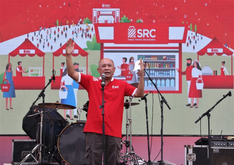 Menteri Koperasi dan UKM Teten masduki bersama Direktur Penjualan Ritel Sampoerna Ivan Cahyadi, memberikan sambutan sekaligus memukul gong menandai dibukanya acara Festival Sampoerna Retail Community di jakarta, Minggu (24/11/2019). 
Hadir dalam acara tersebut Deputi Bidang Koordinasi Ekonomi Kreatif Kemenko Perekonomian Mohamad Rudy Salahudin, Direktur Urusan Eksternal HM Sampoerna Elvira dan Kepala Urusan Komersial Pengembangan Bisnis Henny Susanto. / daelpos.com