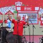 Menteri Koperasi dan UKM Teten masduki bersama Direktur Penjualan Ritel Sampoerna Ivan Cahyadi, memberikan sambutan sekaligus memukul gong menandai dibukanya acara Festival Sampoerna Retail Community di jakarta, Minggu (24/11/2019). 
Hadir dalam acara tersebut Deputi Bidang Koordinasi Ekonomi Kreatif Kemenko Perekonomian Mohamad Rudy Salahudin, Direktur Urusan Eksternal HM Sampoerna Elvira dan Kepala Urusan Komersial Pengembangan Bisnis Henny Susanto. / daelpos.com