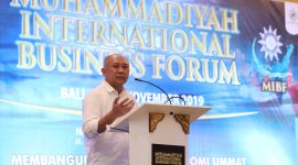 Menteri Koperasi dan UKM Teten Masduki memberikan sambutan sekaligus memainkan alat musik Tradisional Bali 