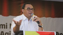 Sekretaris Kementerian Koperasi dan UKM Prof Rully Indrawan memberi sambutan sekaligus membuka acara “ Silaturahmi Nasional Asosiasi Pengusaha Aqiqah Indonesia 2019 “.di Bandung,Selasa(26/11/2019). Hadir dalam acara ini Presiden ASPAQIN Hasan Al Banna,Dewan Pendiri ASPAQIN Doddy Domba Lubis dan Asisten Deputi Standardisasi dan Sertifikasi Kementerian Koperasi dan UKM Sitti Darmawasita.