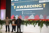 Menteri Koperasi dan UKM Teten Masduki bersama Menteri Lingkungan Hidup dan Kehutanan Siti Nurbaya dan Direktur Utama Tempo Media Group Toriq Hadad memberikan Awarding Tokoh Hutan Sosial 2019 dalam acara Festival Perhutanan Sosial Nasional (PESONA) 2019 di Aula Manggala Wanabakti Kementerian Lingkungan Hidup dan Kehutanan. Jakarta, Kamis(28/11/2019).