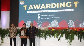 Menteri Koperasi dan UKM Teten Masduki bersama Menteri Lingkungan Hidup dan Kehutanan Siti Nurbaya dan Direktur Utama Tempo Media Group Toriq Hadad memberikan Awarding Tokoh Hutan Sosial 2019 dalam acara Festival Perhutanan Sosial Nasional (PESONA) 2019 di Aula Manggala Wanabakti Kementerian Lingkungan Hidup dan Kehutanan. Jakarta, Kamis(28/11/2019).