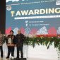 Menteri Koperasi dan UKM Teten Masduki bersama Menteri Lingkungan Hidup dan Kehutanan Siti Nurbaya dan Direktur Utama Tempo Media Group Toriq Hadad memberikan Awarding Tokoh Hutan Sosial 2019 dalam acara Festival Perhutanan Sosial Nasional (PESONA) 2019 di Aula Manggala Wanabakti Kementerian Lingkungan Hidup dan Kehutanan. Jakarta, Kamis(28/11/2019).