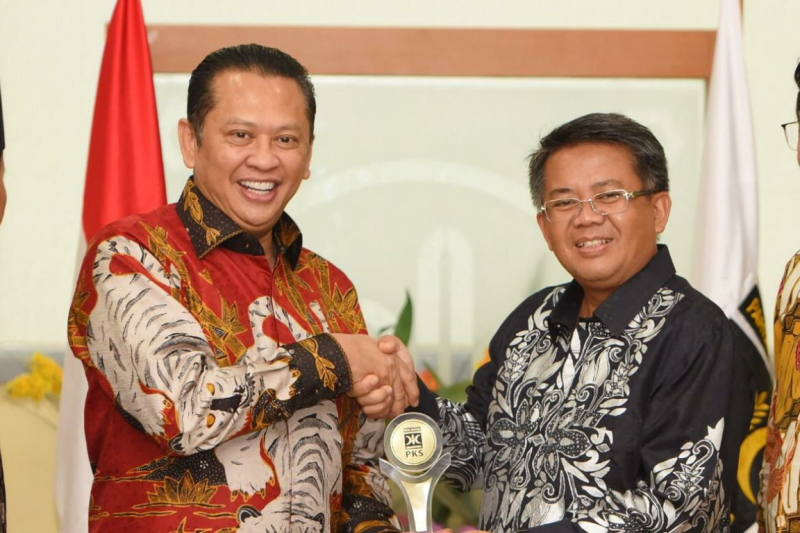 Presiden PKS Mohamad Sohibul Iman dan Ketua MPR RI Bambang Soesatyo dalam Silaturahim Kebangsaan di kantor DPP PKS, Selasa (26/11) (PKSFoto) 