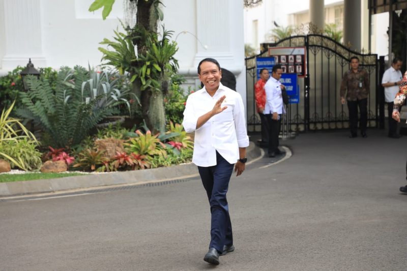 Menpora Zainudin Amali menghadiri Rapat Kabinet Terbatas yang dipimpin Presiden Joko Widodo, di Kantor Presiden, Istana Negara, Jakarta Pusat, Selasa (12/11) siang hingga sore. Dua agenda ratas kali ini, yaitu tentang Program Kartu Pra Kerja serta Program Pendidikan dan Beasiswa / daelpos.com