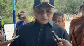 Gubernur Babel Erzaldi Rosman dicegat wartawan di sela kunjungan kerjanya untuk mengonfirmasi soal pemakaian cadar dan celana cingkrang. / Foto Istimewa