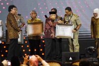 Gubernu DKI Jakarta Anies Baswedan saat terima penghargaan/ Foto Istimewa