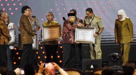 Gubernu DKI Jakarta Anies Baswedan saat terima penghargaan/ Foto Istimewa