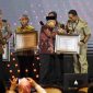 Gubernu DKI Jakarta Anies Baswedan saat terima penghargaan/ Foto Istimewa