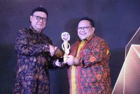 Menteri PANRB Tjahjo Kumolo saat menyerahkan Piala Anggakara Birawa dalam acara Penyerahan Penghargaan Top Pengelolaan Pengaduan Pelayanan Publik Tahun 2019 di Jakarta, Senin (09/12/2019).