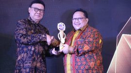 Menteri PANRB Tjahjo Kumolo saat menyerahkan Piala Anggakara Birawa dalam acara Penyerahan Penghargaan Top Pengelolaan Pengaduan Pelayanan Publik Tahun 2019 di Jakarta, Senin (09/12/2019).