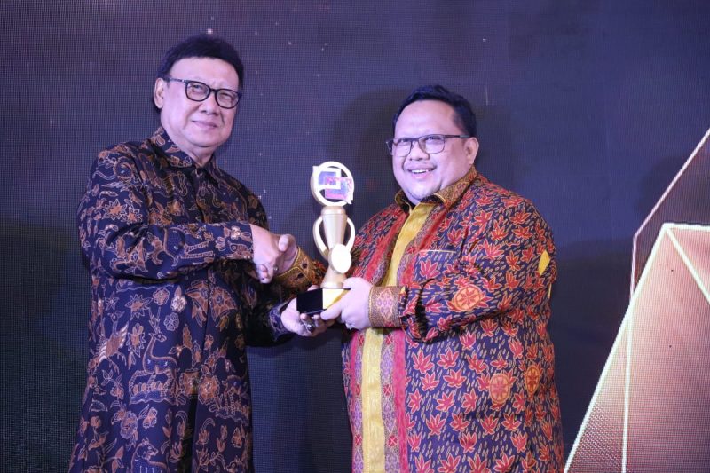 Menteri PANRB Tjahjo Kumolo saat menyerahkan Piala Anggakara Birawa dalam acara Penyerahan Penghargaan Top Pengelolaan Pengaduan Pelayanan Publik Tahun 2019 di Jakarta, Senin (09/12/2019).