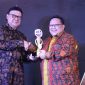 Menteri PANRB Tjahjo Kumolo saat menyerahkan Piala Anggakara Birawa dalam acara Penyerahan Penghargaan Top Pengelolaan Pengaduan Pelayanan Publik Tahun 2019 di Jakarta, Senin (09/12/2019).