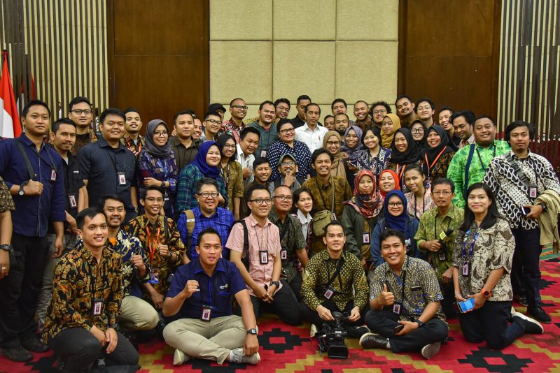 Presiden Jokowi berfoto bersama para wartawan yang bertemu dengannya di Hotel Novotel, Balikpapan, Kaltim, Rabu (18/12/2019) pagi./ Foto Istimewa