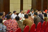 Presiden Jokowi didampingi Seskab dan Gubernur Kaltim mengadakan pertemuan dengan wartawan, di Hotel Novotel, Balikpapan, Kaltim, Rabu (18/12) pagi.

Sumber: https://setkab.go.id/hari-ini-presiden-jokowi-resmikan-terminal-baru-bandara-syamsudin-noor-dan-kunjungi-kaltara / Foto Istimewa