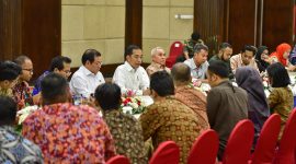 Presiden Jokowi didampingi Seskab dan Gubernur Kaltim mengadakan pertemuan dengan wartawan, di Hotel Novotel, Balikpapan, Kaltim, Rabu (18/12) pagi.

Sumber: https://setkab.go.id/hari-ini-presiden-jokowi-resmikan-terminal-baru-bandara-syamsudin-noor-dan-kunjungi-kaltara / Foto Istimewa