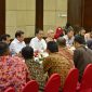 Presiden Jokowi didampingi Seskab dan Gubernur Kaltim mengadakan pertemuan dengan wartawan, di Hotel Novotel, Balikpapan, Kaltim, Rabu (18/12) pagi.

Sumber: https://setkab.go.id/hari-ini-presiden-jokowi-resmikan-terminal-baru-bandara-syamsudin-noor-dan-kunjungi-kaltara / Foto Istimewa