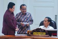 Menteri BUMN Erick Thohir didampingi Mensesneg Pratikno mendengarkan arahan Presiden Jokowi, sebelum mengikuti Rapat Terbatas di Kantor Presiden,/ Foto Istimewa