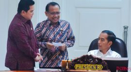 Menteri BUMN Erick Thohir didampingi Mensesneg Pratikno mendengarkan arahan Presiden Jokowi, sebelum mengikuti Rapat Terbatas di Kantor Presiden,/ Foto Istimewa