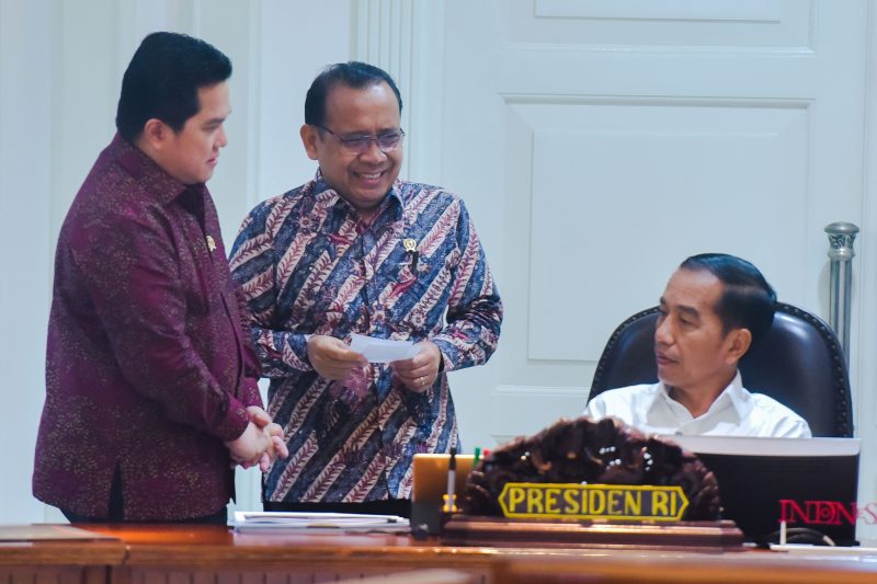 Menteri BUMN Erick Thohir didampingi Mensesneg Pratikno mendengarkan arahan Presiden Jokowi, sebelum mengikuti Rapat Terbatas di Kantor Presiden,/ Foto Istimewa