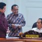 Menteri BUMN Erick Thohir didampingi Mensesneg Pratikno mendengarkan arahan Presiden Jokowi, sebelum mengikuti Rapat Terbatas di Kantor Presiden,/ Foto Istimewa