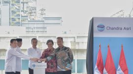 Menperin Agus Gumiwang Kartasasmita mendampingi Presiden Jokowi meresmikan milik PT. Chandra Asri Petrochemical Tbk, di Kabupaten Cilegon, Provnsi Banten / Foto Istimewa