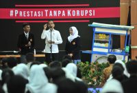 Presiden Jokowi berdialog dengan siswa-siswi pada acara Peringatan Hari Anti Korupsi Sedunia, di di SMK Negeri 57, Pasar Minggu, Jakarta, Senin (9/12/2019) pagi / Foto Istimewa