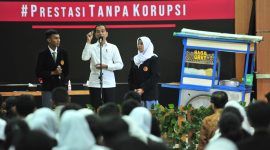 Presiden Jokowi berdialog dengan siswa-siswi pada acara Peringatan Hari Anti Korupsi Sedunia, di di SMK Negeri 57, Pasar Minggu, Jakarta, Senin (9/12/2019) pagi / Foto Istimewa