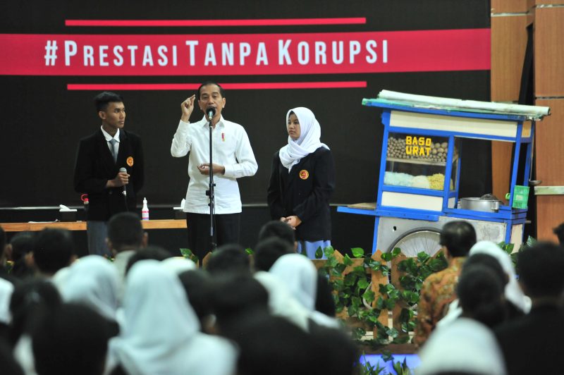 Presiden Jokowi berdialog dengan siswa-siswi pada acara Peringatan Hari Anti Korupsi Sedunia, di di SMK Negeri 57, Pasar Minggu, Jakarta, Senin (9/12/2019) pagi / Foto Istimewa