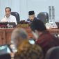 Presiden Jokowi didampingi Wapres KH. Ma’ruf Amin memimpin Ratas tentang Penyaluran Dana Desa 2020, di Kantor Presiden,

Sumber: https://setkab.go.id/berharap-disalurkan-januari-2020-presiden-jokowi-minta-penggunaan-dana-desa-utamakan-program-padat-karya / Foto Istimewa