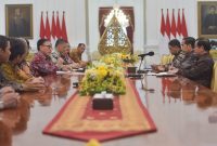Presiden Jokowi didampingi Menpora dan Seskab menerima pengurus PSSI Periode 2019-2023, di Istana Merdeka / Foto Istimewa