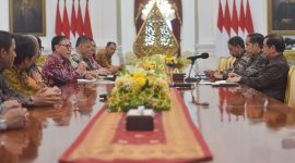 Presiden Jokowi didampingi Menpora dan Seskab menerima pengurus PSSI Periode 2019-2023, di Istana Merdeka / Foto Istimewa