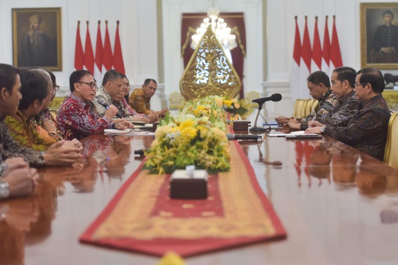 Presiden Jokowi didampingi Menpora dan Seskab menerima pengurus PSSI Periode 2019-2023, di Istana Merdeka / Foto Istimewa