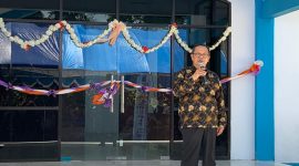 Deputi Bidang Restrukturisasi Usaha Kementerian Koperasi dan UKM Abdul Kadir Damanik memberikan sambutan sekaligus meresmikan Pusat Layanan Usaha Terpadu (PLUT) Kab. Selayar dalam acara Hari Jadi Kabupaten Kepulauan Selayar ke 414. Kecamatan Benteng, Kabupaten Kepulauan Selayar. Jum’at 