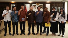 Menteri Koperasi dan UKM Teten Masduki Menerima Audiensi dari Staf Khusus Menko Maritim dan Investasi Seto dan Gerakan Warung Pintar di Ruang Kerja Menteri Koperasi dan UKM. Jakarta, Selasa(3/12/2019).
