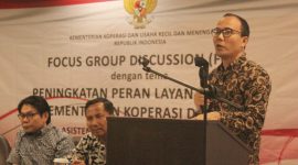 taf Khusus Menteri, Riza Damanik didampingi Asisten Deputi Perlindungan Usaha Deputi bidang Restrukturisasi Usaha Kementerian Koperasi dan UKM Sutarmo S.E., MM membuka FGD ( Forum Group Discussion) dalam tema 