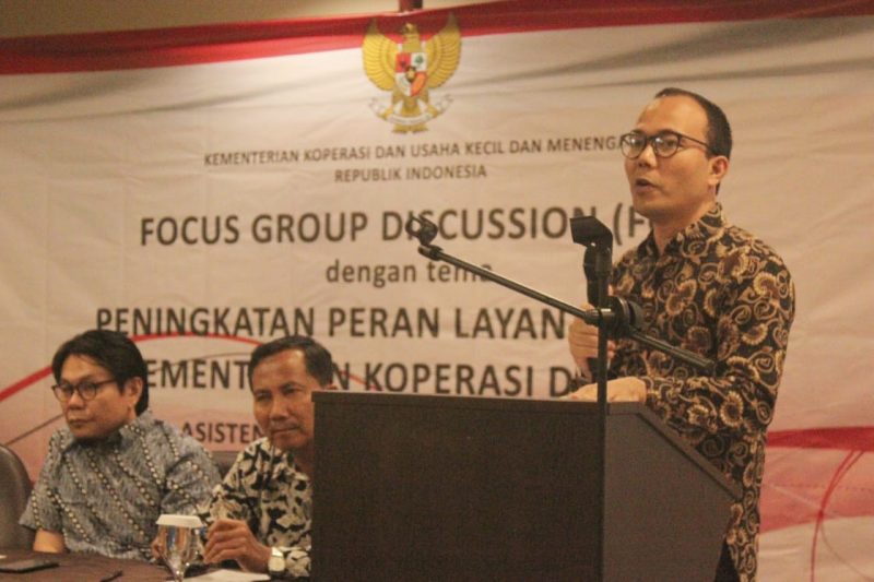 taf Khusus Menteri, Riza Damanik didampingi Asisten Deputi Perlindungan Usaha Deputi bidang Restrukturisasi Usaha Kementerian Koperasi dan UKM Sutarmo S.E., MM membuka FGD ( Forum Group Discussion) dalam tema 