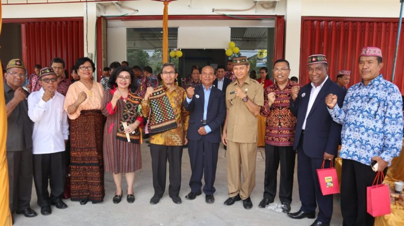 Deputi Bidang Kelembagaan Kementerian Koperasi dan UKM Luhur Pradjarto, bersama Deputi Bidang Produksi dan Pemasaran Kementerian Koperasi dan UKM Victoria br. Simanungkalit, Membuka Secara Resmi Beroperasinya Kantor Cabang Koperasi Obor Mas di Labuan Bajo, NTT (03/12/2019). Hadir Dalam Acara Tersebut Bupati Kabupaten Manggarai Barat Agustinus Ch. Dula dan General Manager Kopdit Obor Mas Leonardus Frediyanto.