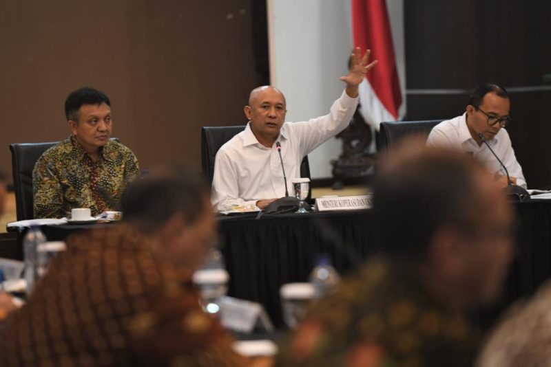 Menteri Koperasi dan UKM Teten Masduki saat memberikan arahan terkait sinergi dan konsolidasi dalam rapat koordinasi Rencana Strategis Nasional Pengembangan UMKM di kantor Kemenkop UKM, Jakarta, Rabu (4/12/2019).