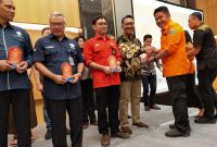 Gubenur Sumatera Selatan, Herman Deru menyampaikan penghargaan kepada 3 perusahaan HTI dari APP Sinar Mas Grup atas peran dan kontribusinya sebagai anggota satuan tugas darat pengendalian kebakaran hutan dan lahan (karhutla) di Provinsi Sumatera Selatan pada acara Penutupan Posko Satuan Tugas Karhutla Provinsi Sumatera Selatan di Hotel Santika Premiere Palembang, Sumsel / daelpos.com