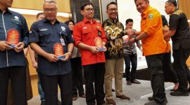 Gubenur Sumatera Selatan, Herman Deru menyampaikan penghargaan kepada 3 perusahaan HTI dari APP Sinar Mas Grup atas peran dan kontribusinya sebagai anggota satuan tugas darat pengendalian kebakaran hutan dan lahan (karhutla) di Provinsi Sumatera Selatan pada acara Penutupan Posko Satuan Tugas Karhutla Provinsi Sumatera Selatan di Hotel Santika Premiere Palembang, Sumsel / daelpos.com