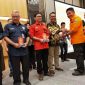 Gubenur Sumatera Selatan, Herman Deru menyampaikan penghargaan kepada 3 perusahaan HTI dari APP Sinar Mas Grup atas peran dan kontribusinya sebagai anggota satuan tugas darat pengendalian kebakaran hutan dan lahan (karhutla) di Provinsi Sumatera Selatan pada acara Penutupan Posko Satuan Tugas Karhutla Provinsi Sumatera Selatan di Hotel Santika Premiere Palembang, Sumsel / daelpos.com