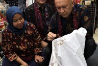 Menteri Koperasi dan UKM Teten Masduki memberikan sambutan dan melakukan Soft Launching Mesin Pres Upih Jambe (Pelepah Pinang) dalam acara Smesco Jambi Tuntas Festival di Gedung Smesco Indonesia. Jakarta, Sabtu(7/12/2019). Hadir dalam acara ini  Sekretaris Daerah Provinsi Jambi M. Dianto dan Kepala Dinas Koperasi dan UKM Provinsi Jambi Hamdan.